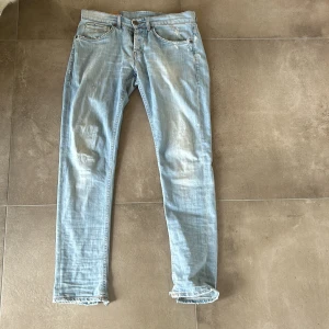 Dondup jeans ljusblå - Säljer ett par ljusblå jeans från dondup med raka ben och råa, fransiga benslut även mycket snygga slitningar 