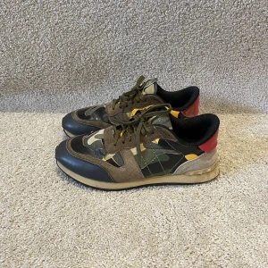 Valentino rockrunners - Skorna är i storlek 42 och är i toppskick skriv vid minsta fundering