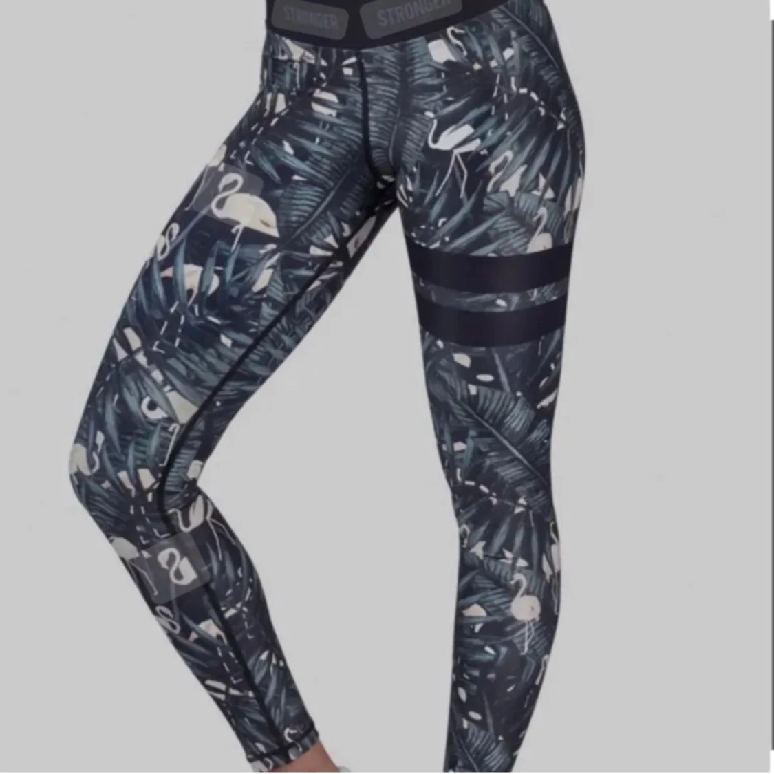 Svarta träningstights med flamingomönster från Stronger - 3
