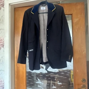 Equline tävlings kavaj  - Hej! Säljer nu min equline tävlinskavaj storlek 40 använd fåtal gånger. Pris 1200kr