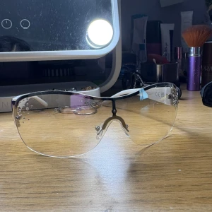 Glasögon från H&M - Jag osäker om den är solglasögon. Men det perfekt för dig som vill ha den för stila. Väldigt fin och stiligt!