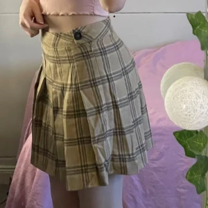 Rutig kjol - SHEIN - En söt kjol som passar för alla årstider. Knapp och dragkedja på ena sidan. Aldrig använd då den inte föll mig i smaken💕