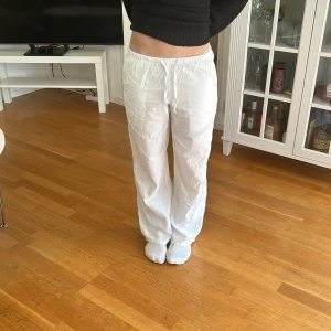 Vita linnebyxor från Gina - Säljer ett par vita linnebyxor med avslappnad passform och resår i midjan. Byxorna har raka ben och är perfekta för varmare dagar. Lätta och luftiga, passar till många olika stilar. Lite söndriga men inget man tänker på alls kostade runt 300 när jag köpte men säljer för 100kr.Hon på bilden är 160 typ och passar hne lappen är tyvärr borta