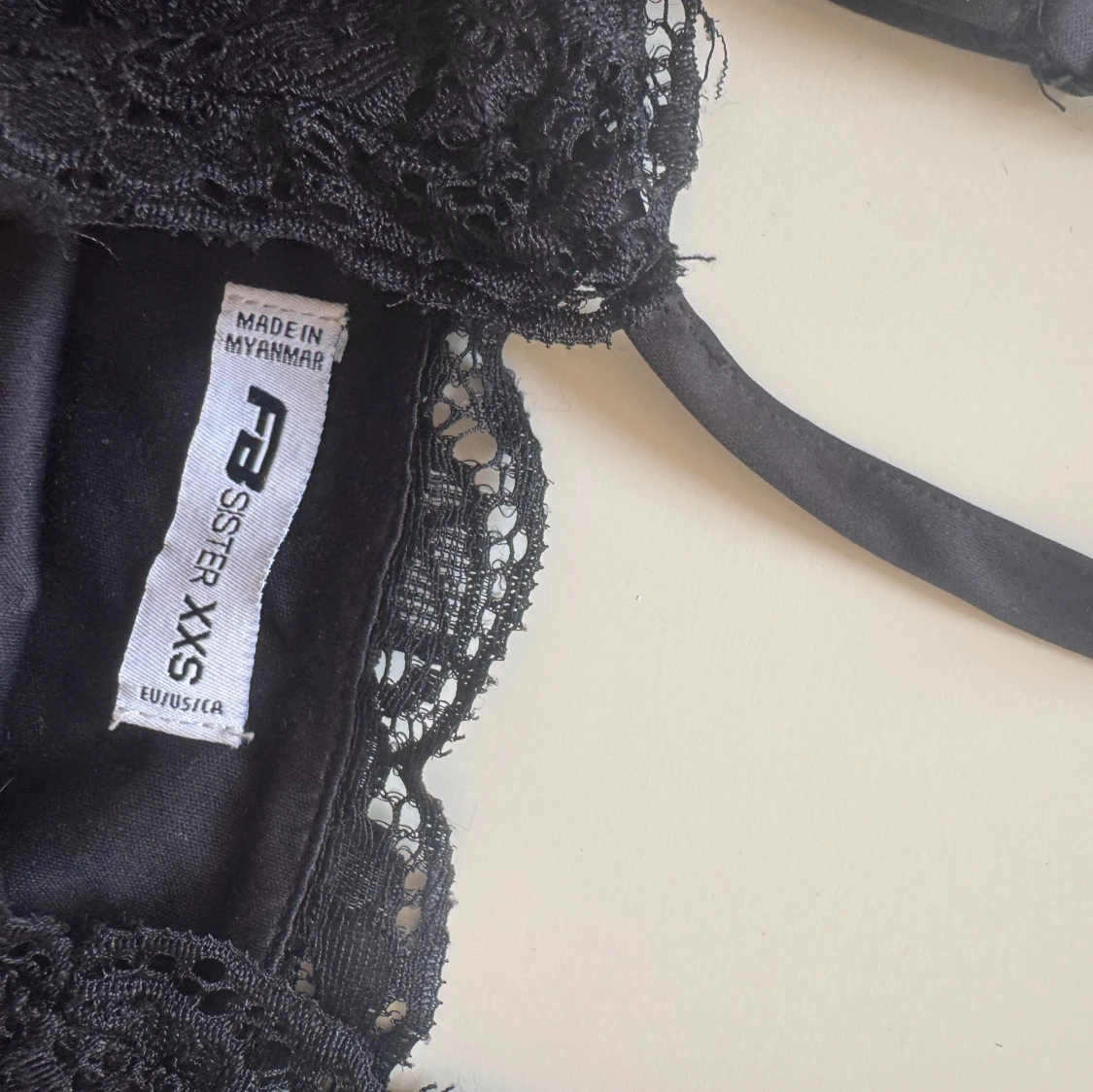 Svart spetsig linnetopp  - 1