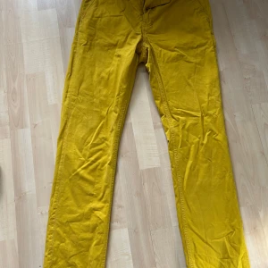 Gula chinos från Dobber - Säljer ett par jättefina gula chinos från dobber, herr model. Storlek 30. Byxorna är nästan inte något använda.😊
