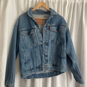 Levis jeansjacka - Lite använd men jätte fint skick💞