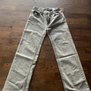Gråa wide jeans från Wera - Säljer ett par gråa jeans från Wera i modellen wide. Byxorna har klassisk femficksdesign, bälteshällor och knappgylf. Perfekta för dig som gillar en avslappnad och trendig stil.