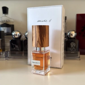 Nasomatto narcotic V. - Hej, Säljer nu min flaksa av narcotic V. Från Nasomatto! Flaskan är knappast använd med 28-29/30ml kvar. Har kvar lådan och extra korken som den kom med dvs allt. 👍 1150kr för denna nu då original pris ligger på runt 1500. Skriv vid funderingar eller frågor!