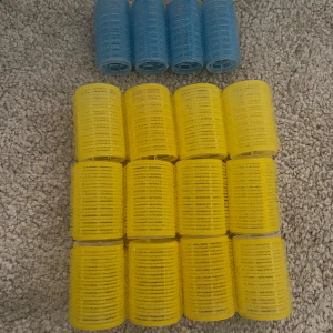 Gula och blå hårspolar - Säljer ett set med gula och blå hårspolar som är perfekta när du ska göra lockar och få volym i håret🤩💗 man kan köpa bara gula eller bara blåa eller båda om du ska köpa båda så är de 80 kr som står i priset, vi kan diskutera pris beror på vilken färg du vill ha 🫶🏻💋🌟💗😍kunde bara välja en färg så tog blå men gul finns också 🌟 