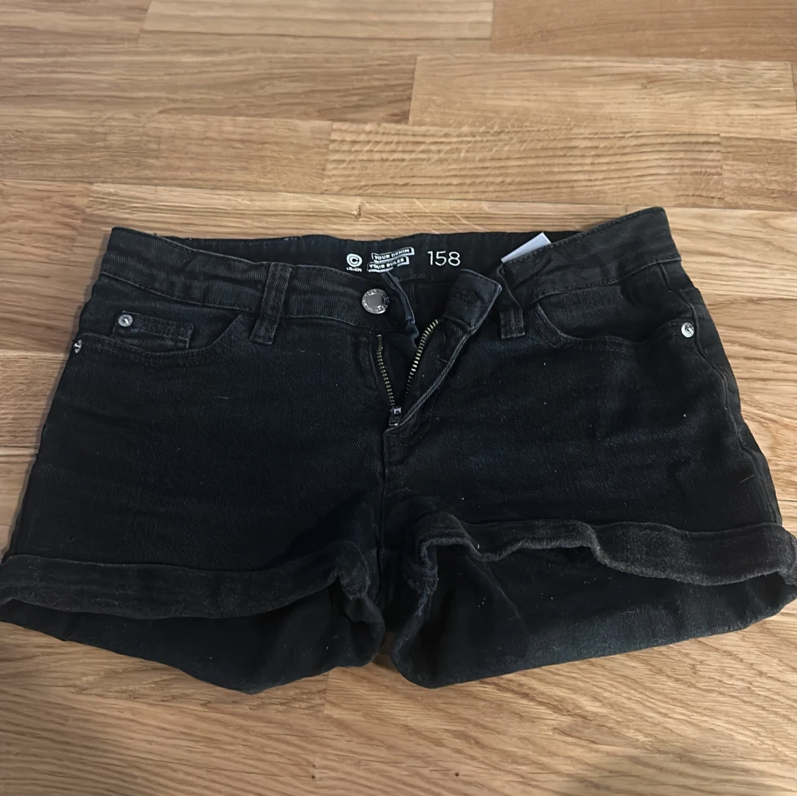 Svarta jeansshorts med uppvik