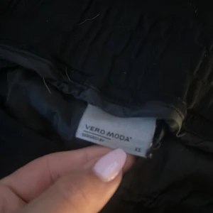 Svarta mjukisbyxor från Vero Moda - Svarta mjukisbyxor från Vero Moda med resår och snörning i midjan. Perfekta för en avslappnad stil och riktigt sköna att ha på sig. Klassisk passform och mjukt material.