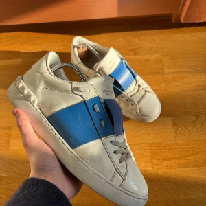 Valentino Open Sneaker blå - Säljer mina knappt använda Valentinos. Strl 40, fits 41  Säljes pga de aldrig används längre. Priset går att diskuteras vid snabb affär. 