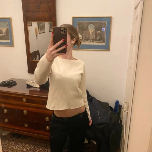 Vit långärmad tröja - Säljer en stilren vit tröja med lång ärm och rund halsringning. Tröjan har en enkel och clean design som passar perfekt med allt💞
