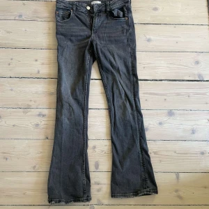 Svarta bootcut jeans från Gina Tricot - Säljer ett par svarta bootcut jeans från Gina Tricot. Jeansen har klassisk femficksdesign, knapp och dragkedja framtill samt utsvängda ben. Lappen är bortklippt men dom är strl 152💗 använd inte köp nu, kontakta mig innan 💗