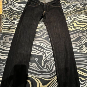 Svarta och mörkblåa Lee jeans.  - Säljer ett par svarta och ett par blåa jeans med rak passform. Klassisk femficksmodell med diskreta sömmar och normal midja. Perfekta till dig som gillar en enkel och stilren look. Båda för 400 eller ett par för 250. Storlek 29/32 på båda. Model Daren
