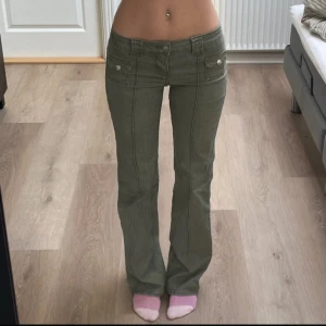Gröna byxor  - Sjukt snygga och eftertraktade byxor som inte är till salu längre, inga defekter då dom inte har kommit till användning. Midjemått: 35cm tvärsöver+ stretch, innerbenslängd: 78cm💕