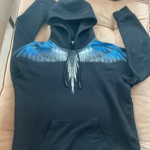 Marcelo burlon  - Mercelo burlon hoodie, använd 2 gånger. Nypris 2500-3199kr 