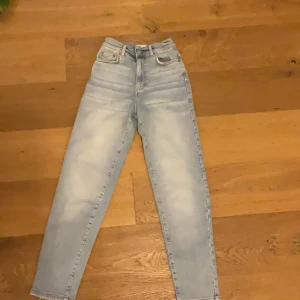 Ljusblå jeans från g perfect jeans - Säljer ett par ljusblå jeans från g perfect jeans i klassisk femficksmodell. Jeansen har hög midja och raka ben med en något lösare passform. Perfekta till vardags för en avslappnad stil.