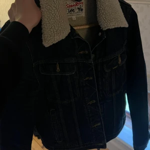 Storm Rider jeansjacka med teddyfoder från Lee - Storlek XS, knappt använd och i väldigt fint skick. 400 kr