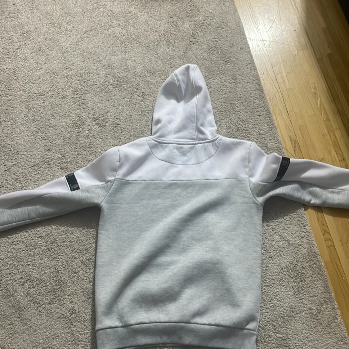 Grå och vit hoodie från Brave Soul - 1