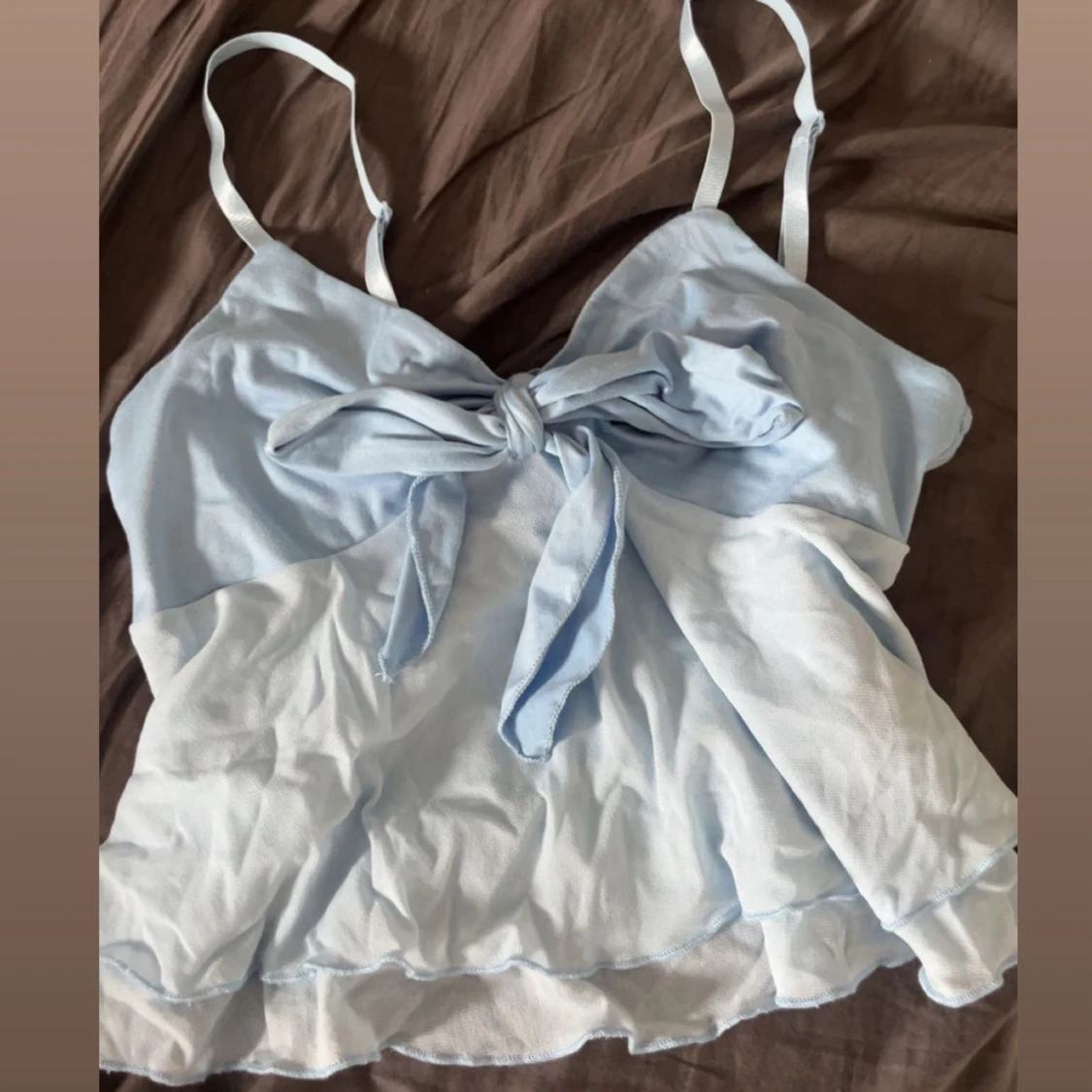 Ljusblå topp med rosett - 2