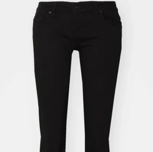 Weekday Jeans - Säljer mina jätte fina jeans från weekday! Säljer då ja inte får nån användning för de! Använt dem max 5 gånger. Storlek 30/32 men sitter som en 36 o passar perfekt i längden på mig som är 172! Säljer billigt då jag vill få de sålt! Skriv för frågor/funderingar💖💖