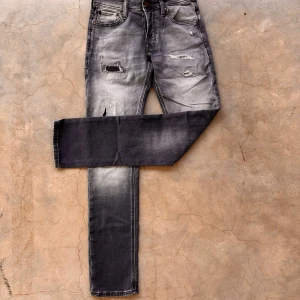 Jack and Jones jeans  - Ett par riktigt feta Jack and Jones jeans med slitningar!🤩 Jeansen är i nyskick!🎉🥳🤩 dessa jeans är i storlek 28/32🏆🥳 Säljer de för endast 550kr💸💸🤑 Vid minsta fundering så kontakta mig!🥳🤩🏆