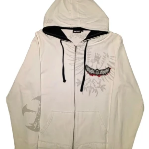 Vit hoodie med tryck från WAX - Vit hoodie med dragkedja från WAX. Jag är 175 och den sitter bra på mig den är bara lite för stor