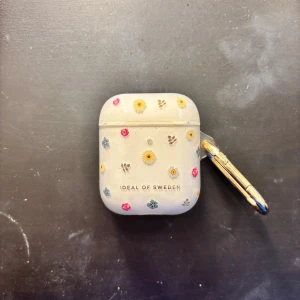 AirPods skal - Säljer nu mitt jättefina airpodsskal till gen 1&2 som jag köpt från ideal of sweden för 279kr💐. Jag har haft dem i ungefär ett halvår och har inga skavanker alls. Jag säljer då jag har köpt ett par andra AirPods som skalet inte passar på. Skriv gärna till mig angående frågor eller om ni vill diskutera priset❤️