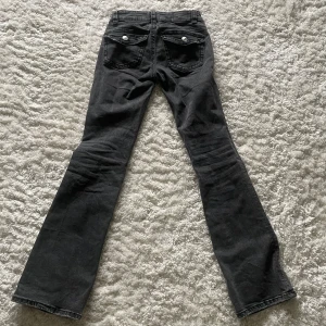 Jeans - Lågmidjade jeans från Gina tricot i storlek 34. Skriv för mått eller andra funderingar😊