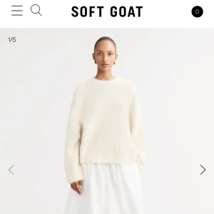 Vit stickad tröja från Soft Goat - Säljer nu min fina  alpacka tröja från Soft Goat. Tröjan är så fin och gosig men kommer tyvärr aldrig till användning, använd endast 2ggr. Köpt för 2995kr. Kom med prisförslag!💕 