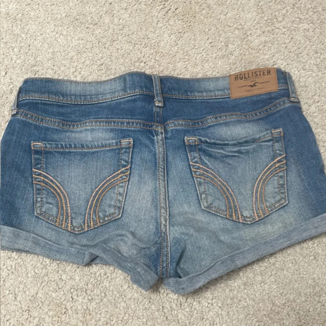 lågmidjade jeansshorts från hollister - 1