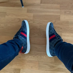 Gucci ace  - Säljer nu dessa riktigt feta Gucci ace. Skick 10/10. Bara att skriva vid frågor eller funderingar. Storlek 42 passar 43.