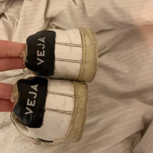 Veja skor  - Rätt slitna skor därför säljes billigt , om man tvättar dom blir dom såklart snyggare vilket kan göras innan postas 