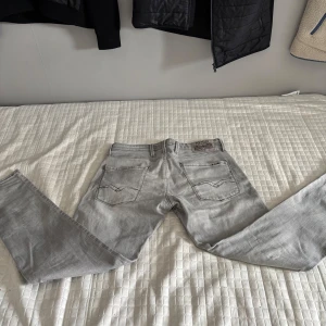 Ljusgrå Replay Anbass jeans - Tja, säljer ett par replay anbass jeans rikigt schyst till sommaren. De är i storlek 32,30. Tveka inte på att höra av dig🍾💫
