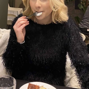 Tröja  - Supersnygg tröja som är fin till vardags med även finare tillfällen!!🖤 xs/s