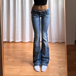 Lågmidjade bootcut jeans - Vintage från Only💓midja 39 innerben 81 jae 165