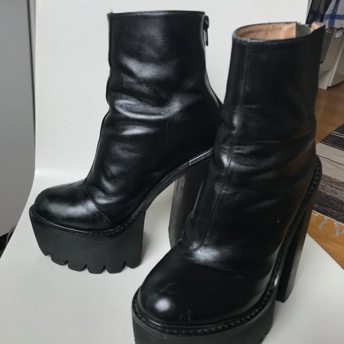 Svarta platåboots med hög klack