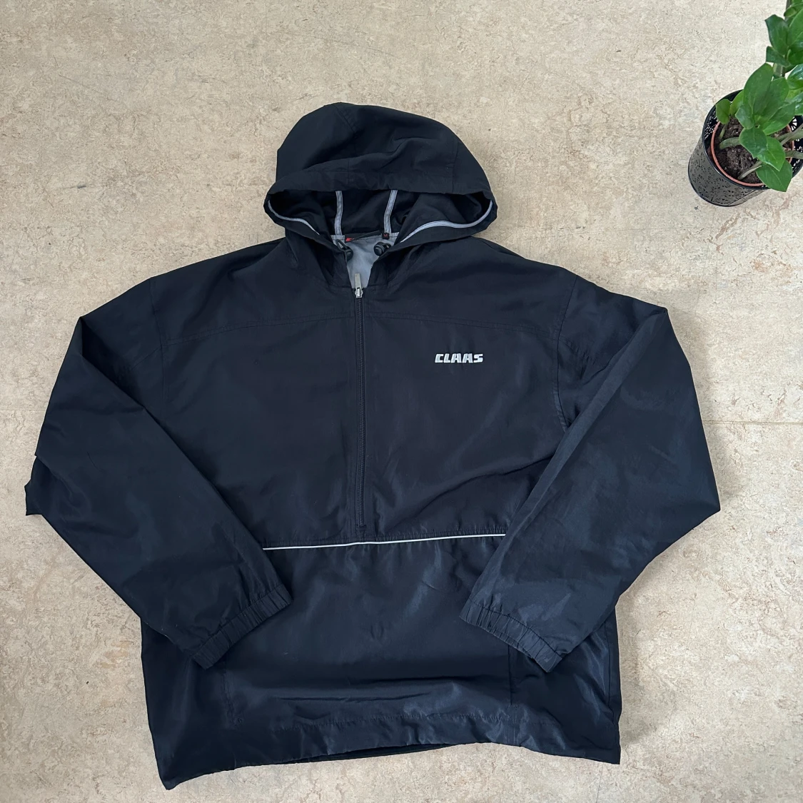 Svart vindjacka med huva från Claas - 1
