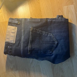 Tiger of sweden jeans - Säljer ett par mörkblå jeansbyxor från Tiger of sweden. Passformen liknar Dondup George. Dem är i ett väldigt bra skick. Tillverkade i Italien och har storlek W29/L30.