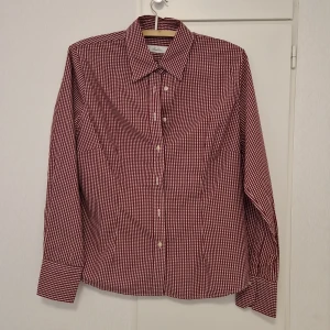 Rödvit rutig skjorta från Stenströms - Klassisk röd och vit rutig skjorta från Stenströms med lång ärm och knappar framtill. Skjortan har en snygg krage och är tillverkad i ett mjukt bomullstyg. Perfekt för dig som gillar tidlös stil med lite edge.