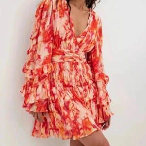 NAKD klänning  - Säljer denna eftertraktade klänningen! Storlek 38 men passar 36 lika bra💞Använd max 3 ggr