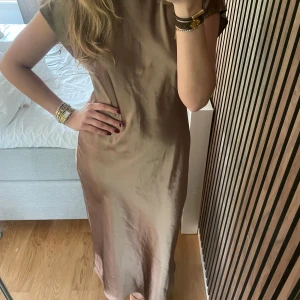 Satin långklänning  - Så vacker långklänning!!!😍😍174cm för referens 