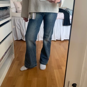 Blå bootcut jeans - Snygga mörkblåa bootcut jeans med låg midja. Nya med prislapp. Skriv gärna om du undrar något💕passar typ s/xs