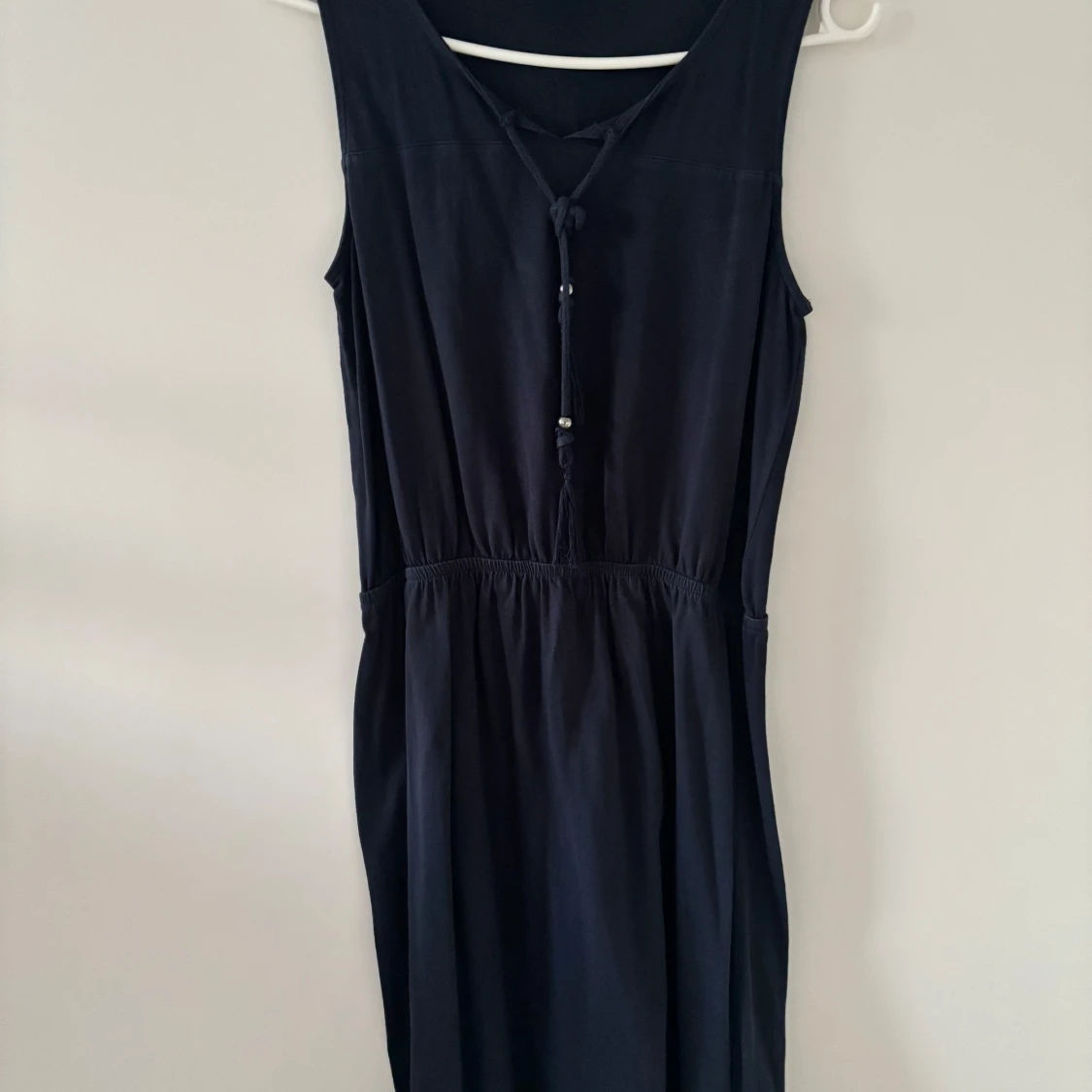 Marinblå ärmlös klänning med knyt