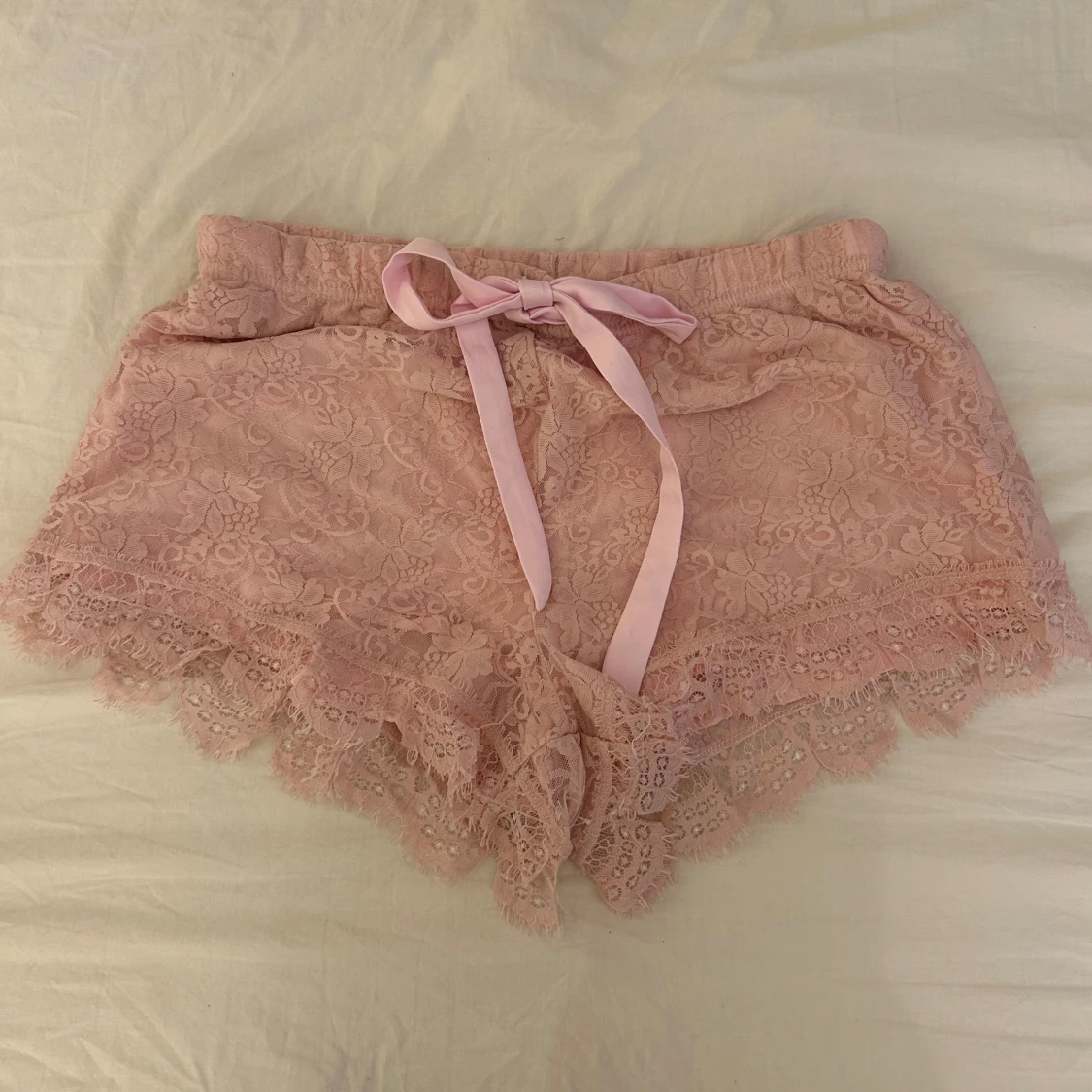 Rosa spets-shorts med rosett från Isabella