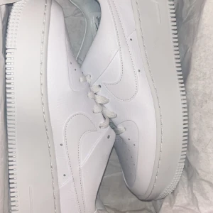 Vita Nike Air Force 1 sneakers - Endast seriösa köpare Köpta på Zalando  Aldrig använda strl 39 Nypris är 1.152 säljer för 1000 Säljer för att dom va för små tyvärr :( Köparen står för frakt annars kan jag mötas i Uppsala!