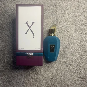 Xerjoff Erba Pura – 100 ml  - Xerjoff Erba Pura – 100 ml 🍊 Lyxig och fruktig nischdoft från Xerjoff – “Erba Pura”, en söt och fräsch parfym med elegant karaktär.  • Storlek: 100 ml • Kvar: 100% – helt ny och oöppnad • Nypris: ca 3000 kr • Säljes förmånligt då jag inte klickade med doften  💡 Köpt via Plick för 2000 kr. Tidigare ägare uppgav att den är äkta och visade kvitto, men jag kan inte garantera äktheten – därav det låga priset.  📍 Finns i Linköping eller skickas mot fraktkostnad. Skriv vid intresse! 💬 #xerjoff #erbapur