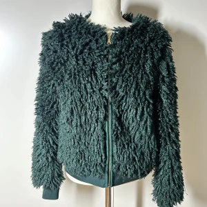 Mörkgrön teddyjacka  - Mörkgrön teddyjacka, liknar den populära från h&m. Köp sker via köp nu, jag postar inom 24h. Kvar tills markerad såld 