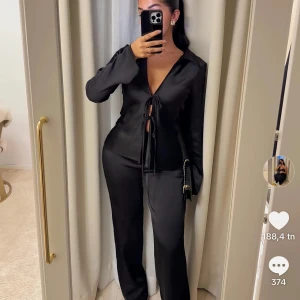 Zara . Svart satin blus  - Bara testad, Zara